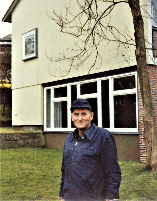 Emil Ottmar vor der Schule im Feb 89, kurz vor Beginn des Schulanbaus
